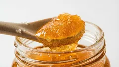 Med skryštalizoval – znamená to, že je zlý? Včelári už dávno vysvetlili, čo to znamená.