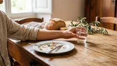 Je pitie vody po jedle škodlivé? Odborníci vysvetlili, čo sa v skutočnosti deje.