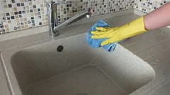 Ako vyčistiť umelý kameň bez poškriabania: jednoduchý návod na odstránenie mastnoty, vodného kameňa a škvŕn