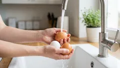 Umývate vajcia pred chladničkou? Existuje dôvod, prečo je lepšie to nerobiť.