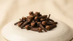 Klinček – malé korenie s veľkým prínosom pre organizmus: ako ho správne používať