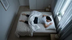 Prečo by ste nemali spať na bruchu: vplyv na chrbticu a kvalitu spánku